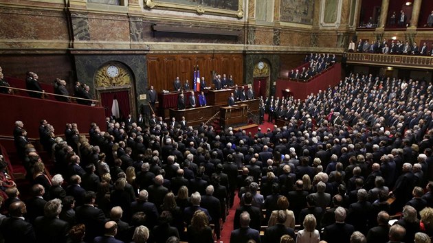 Prezident Francois Hollande v souvislosti s teroristickmi toky v Pai promluvil ve francouzskm parlamentu (16.11.2015)