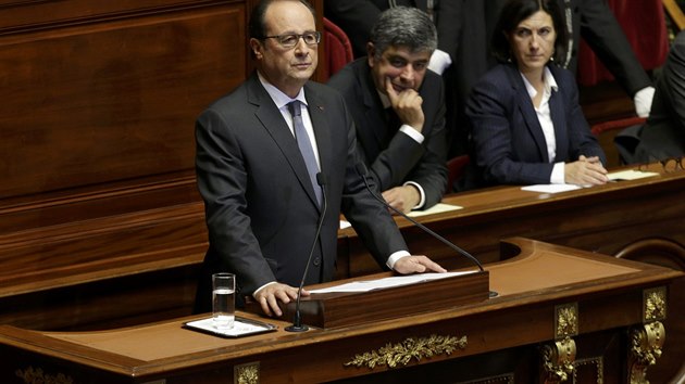 Prezident Francois Hollande v souvislosti s teroristickmi toky v Pai promluvil ve francouzskm parlamentu (16.11.2015)