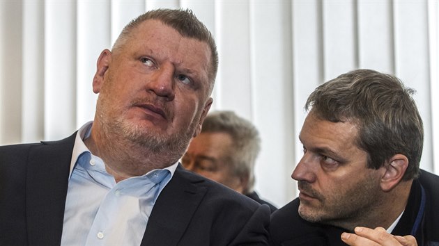 Ivo Rittig a jeho obhjce Vlastimil Rampula u praskho mstskho soudu.