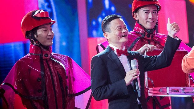 Zakladatel Alibaby Jack Ma v televizn estrd ke Dni nezadanch. tyhodinov show byla velkou reklamou pednho asijskho internetovho prodejce.