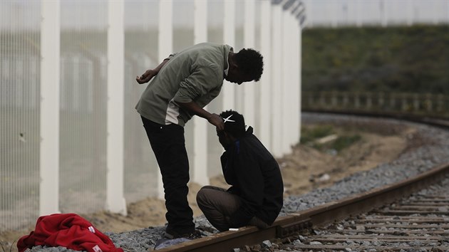 V Calais aktuln ij tisce uprchlk, kte se kad den sna v nkladnch automobilech dostat do Velk Britnie (listopad 2015)