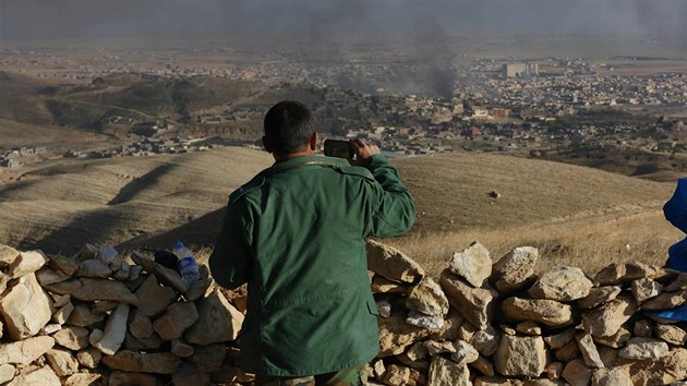 Kurdsk jednotky ve tvrtek zahjily ofenzivu u msta Sindr (12. listopadu 2015)