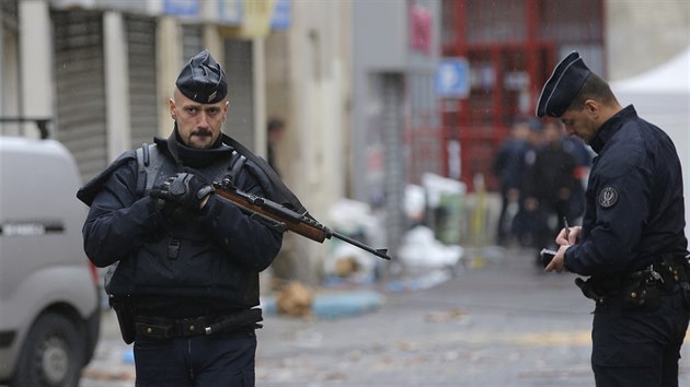 Policist hldkuj na pedmst  Saint-Denis (19. listopadu 2015)