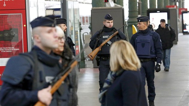 Policie chrn vlakovou stanici Gare du Nord v Pai (14. listopadu 2015).