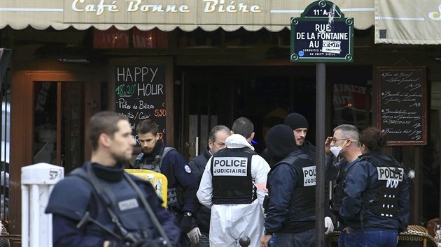 Policie na mst stelby v paskm baru v ulici Rue de le Fontaine (14. listopadu 2015).