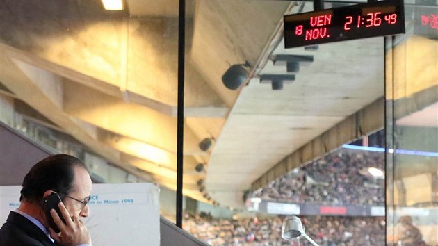 Prezident Francoise Hollande pihl ptelskmu utkn mezi Franci a Nmeckem na fotbalovm stadionu Stade de France (14. listopadu 2015).