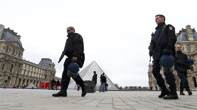Pask muzeum Louvre je pod zvenm dohledem francouzskch etnk (14. listopadu 2015).