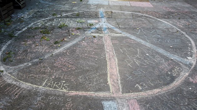 Lid uctvaj pamtku obt teroristickch tok v Pai tak na nmst Union Square Park na Manhattanu (14. listopadu 2015).