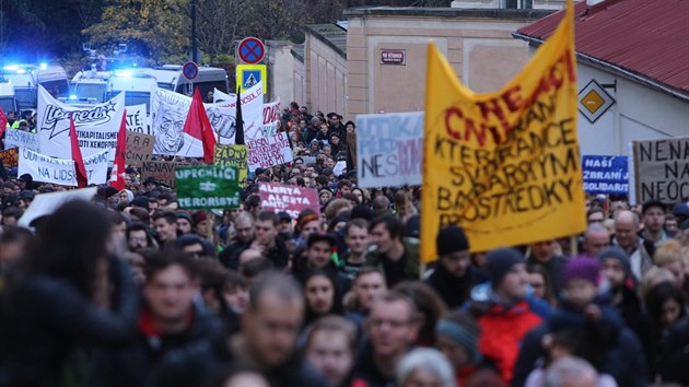 astnci prvodu Uprchlci vtejte - Refugees Welcome (17. listopadu 2015).