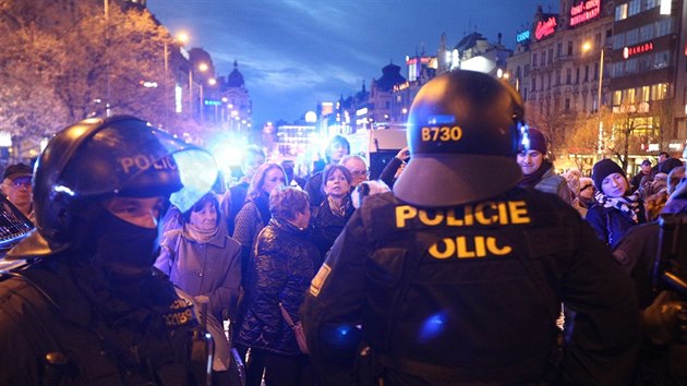 astnci pochodu Uprchlci vtejte - Refugees Welcome pozdji odpoledne dorazili na Vclavsk nmst. Doprovzeli je tkoodnci.