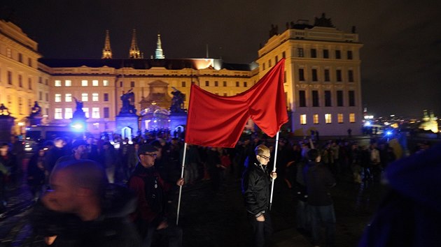 Na Hradansk nmst dorazili lid z Pochodu proti Zemanovi (17. listopadu 2015).