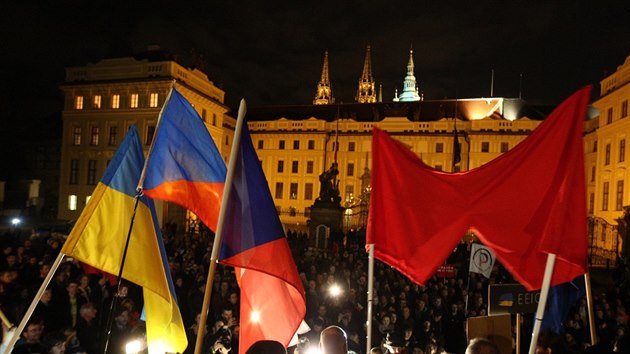 Na Hradansk nmst dorazili lid z Pochodu proti Zemanovi (17. listopadu 2015).