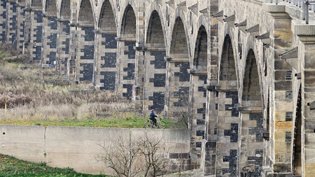 Železniční trať Liberec - Žitava překonává německo-polskou hranici a řeku Lužická Nisa estakádou.