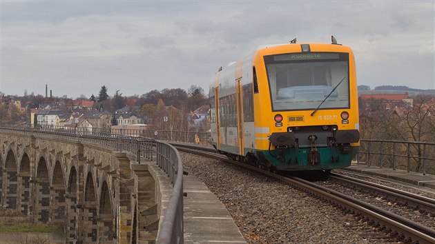 eleznin tra Liberec - itava pekonv nmecko-polskou hranici a eku Luick Nisa estakdou.