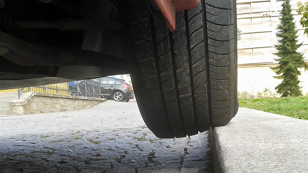 Parkovn na obrubnku pokozuje pneumatiky.