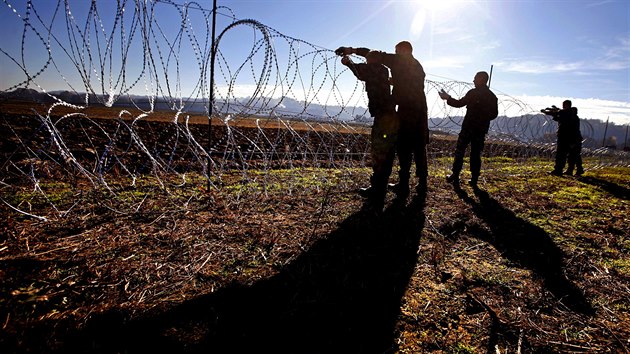 Slovint vojci stav zbrany na hranicch s Chorvatskem u obce Gibina (11. listopadu 2015).