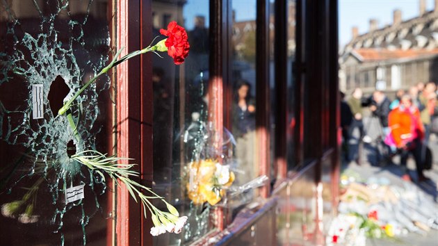 Lid nos kvtiny a svky k pask restauraci Le Carillon, jednomu z mst ptenho toku terorist. (15. listopadu 2015)