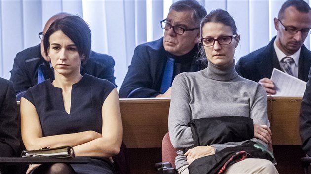 Advoktka Karolna Babkov (vlevo) a Jana dkov z firmy Oil Technologies pi jednn Mstskho soudu v Praze. (18. listopadu 2015)