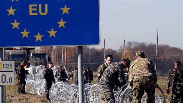 Slovint vojci pokldaj na hranici s Chorvatskem iletkov drt (11. listopadu 2015).