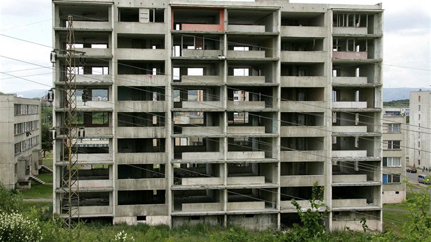 Sdlit Chanov, mstn st obce Obrnice u Mostu. Vybydlench prhlednch panelk je tu vc. Sbrai kov odnesli, co se dalo, zbytek poslouil na topen. Zbourat osmipodlan panelk vyjde na vce ne dva miliony.