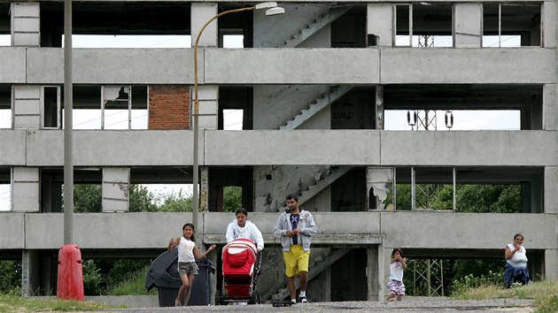 Obrnice u Mostu, mstn st Chanov. Obec proslula tm, e pes polovinu obyvatel tvo Romov. Na demolici bytovch dom v sociln vylouench lokalitch, ghettech, chyst pt rok Ministerstvo pro mstn rozvoj dotace.