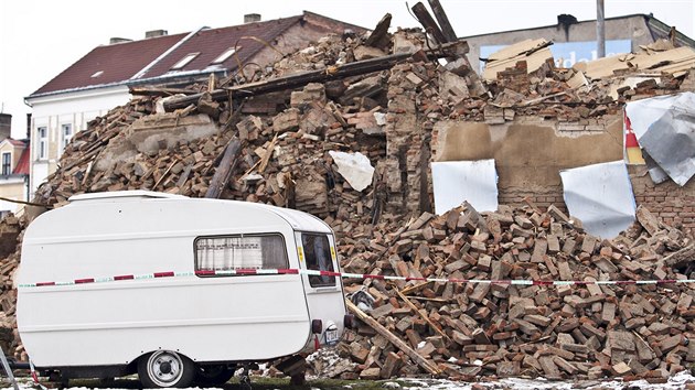 Pedlice, mstn st st nad Labem. Pokud stavebn ad nad demolici stavby, kter ohrouje zdrav a majetek ostatnch a vlastnk na to nem, mus to msto udlat samo. U jedn budovy me jt dov o jednotky milion korun. Penze zpravidla od vlastnk nevyme zpt, bvaj v insolvenci.