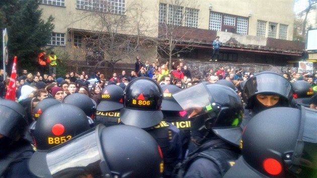 Policejn tkoodnci u Albertova zabrnili tomu, aby se ob skupiny demonstrant setkaly. I za cenu drobnho pouchovn.