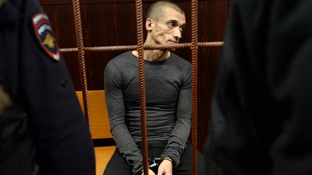 Soudci poslali Pjotra Pavlenskho na msc do vazby. (10. listopadu 2015)