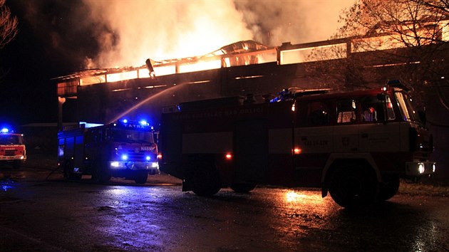 Por skladovac haly na seno a slmu v esticch na Rychnovsku. (14. 11. 2015)