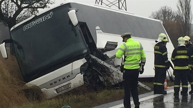 Nehoda autobusu a osobnho automobilu v Chraticch na Pbramsku. (15. 11. 2015)