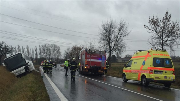 Nehoda autobusu a osobnho automobilu v Chraticch na Pbramsku. (15. 11. 2015)