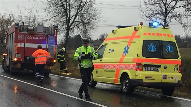 Nehoda autobusu a osobnho automobilu v Chraticch na Pbramsku. (15. 11. 2015)