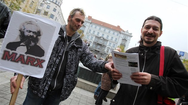 Demonstrace komunist na Moravskm nmst v Brn pi vro sametov revoluce