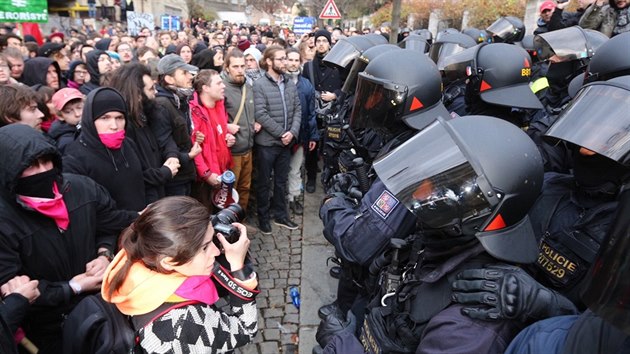 Pi pochodu Prahou skandovali hesla jako "Uprchlci vtejte, nckov thnte" nebo "Say it loud, say it clear, refugees are welcomed here" (ekni to nahlas, ekni to jasn, uprchlci jsou zde vtni). 