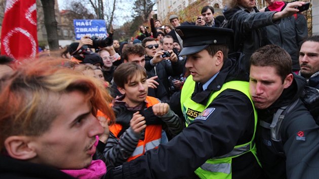 Demonstrace Refugees welcome na praskm Albertov.