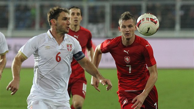 Srbsk kapitn Branislav Ivanovi (vlevo) a esk tonk Tom Necid bojuj o m v prpavnm utkn.