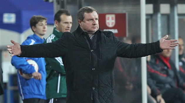 Trenr eskch fotbalist Pavel Vrba bhem ppravnho utkn v Ostrav proti Srbsku.