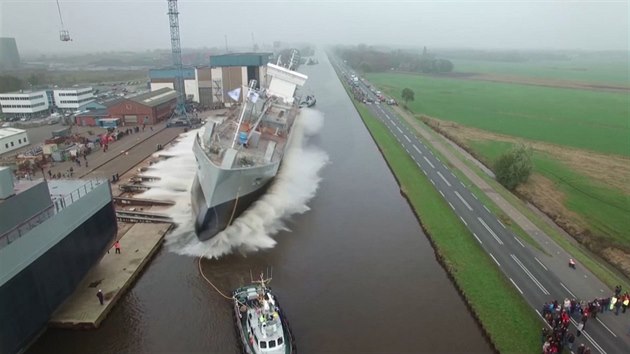 Spoutní nákladní lodi na hladinu vodního kanálu v nizozemském Groningenu.