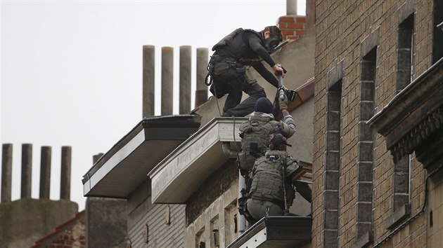 Policejn zsah v bruselsk tvrti Molenbeek (16. listopadu 2015)