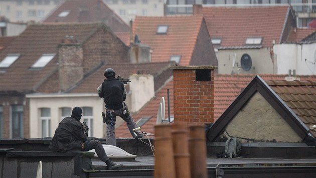 Policejn zsah v bruselsk tvrti Molenbeek (16. listopadu 2015)