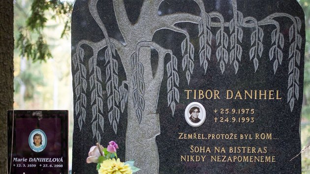 Na snmku je hrob Tibora, jeho matky Marie a tety Kamily.