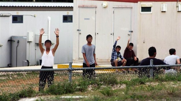 Imigranti v australskm detennm zazen na Vnonch ostrovech.