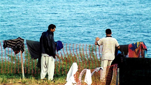 Imigranti v australskm detennm zazen na Vnonch ostrovech.