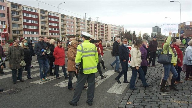 Na Ldv se konala demonstrace zdejch oban kvli novm autobusm (10.11.2015).