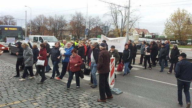 Na Ldv se konala demonstrace zdejch oban kvli novm autobusm (10.11.2015).