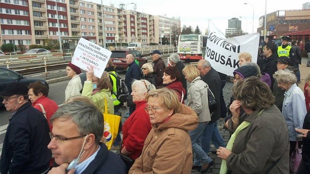 Na Ldv se konala demonstrace zdejch oban kvli novm autobusm (10.11.2015).