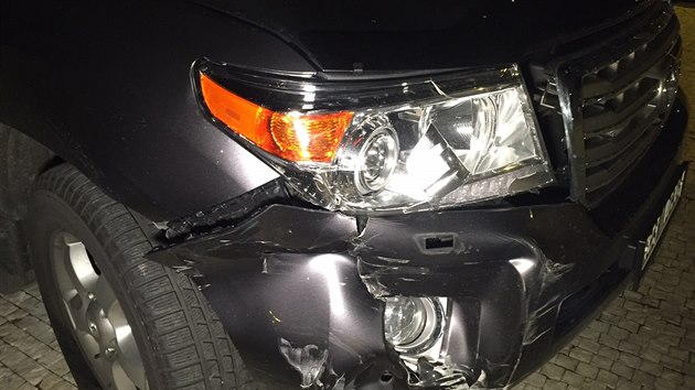 Na praskch Hradanech se srazilo BMW s policejnm vozem (17.11.2015).
