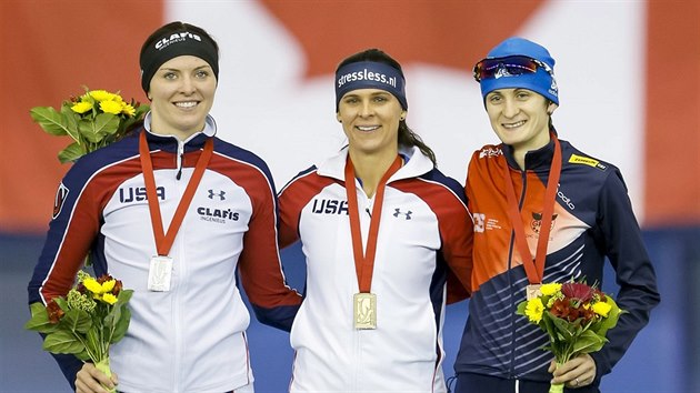 Stupn vtz po zvodu Svtovho pohru na 1 500 metr v Calgary: zleva stbrn Heather Richardsonov, vtzn Brittany Boweov a tet Martina Sblkov.