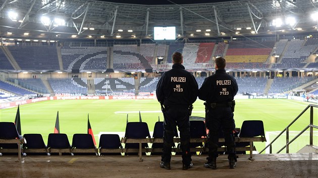 HRT SE NEBUDE. Nmeck policie evakuovala stadion v Hannoveru, kde se ml hrt mezisttn fotbalov zpas Nmecko - Nizozemsko.