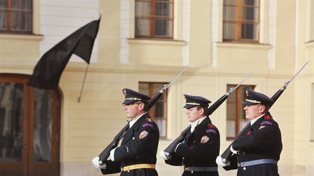 Na Praskm hrad je vyvena ern vlajka a plat zde zpsnn bezpenostn opaten po tocch ve Francii (14.11.2015).